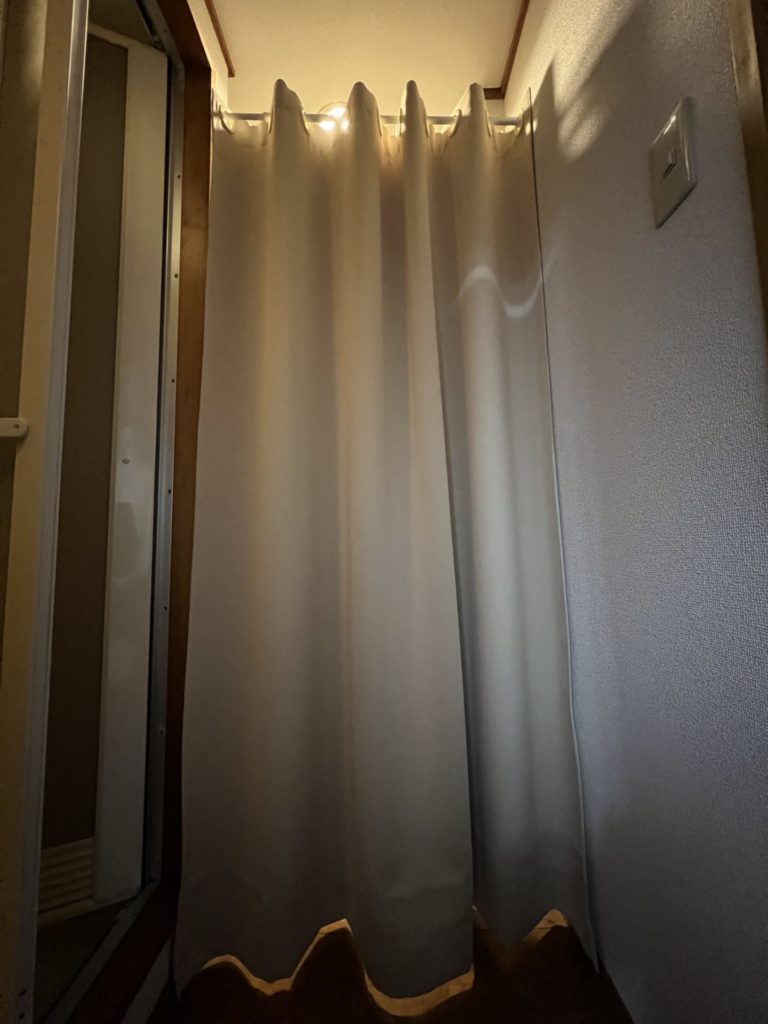 玄関から1段あがったところに設置