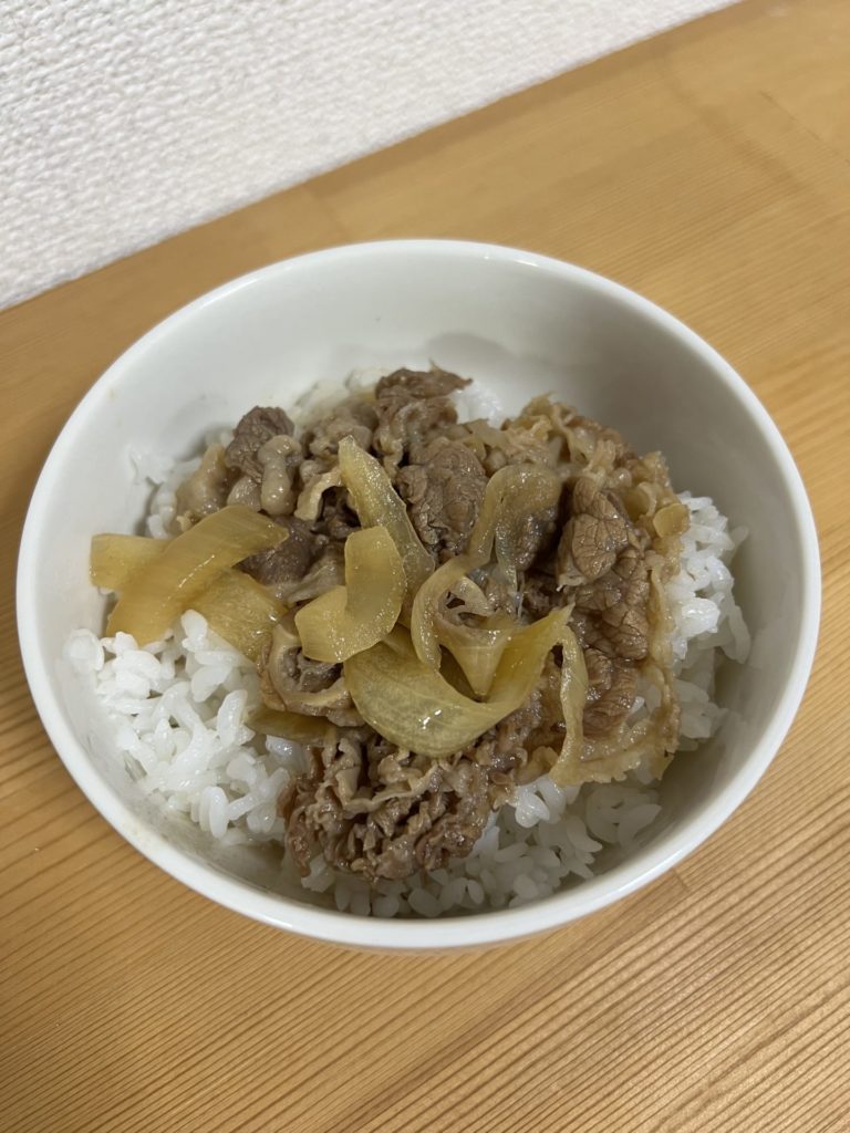 冷凍のすき家の牛丼の具をのせる
