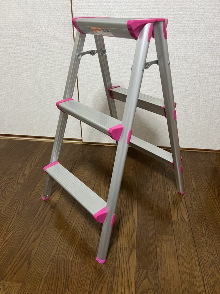 脚立を使って掃除