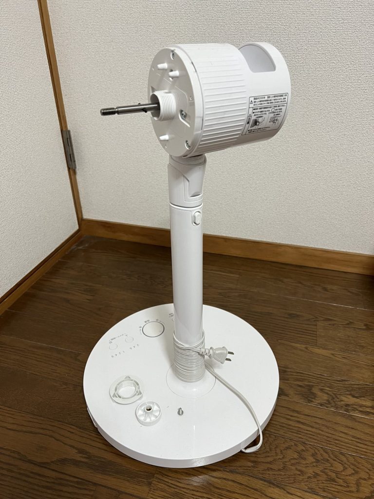 扇風機を掃除中