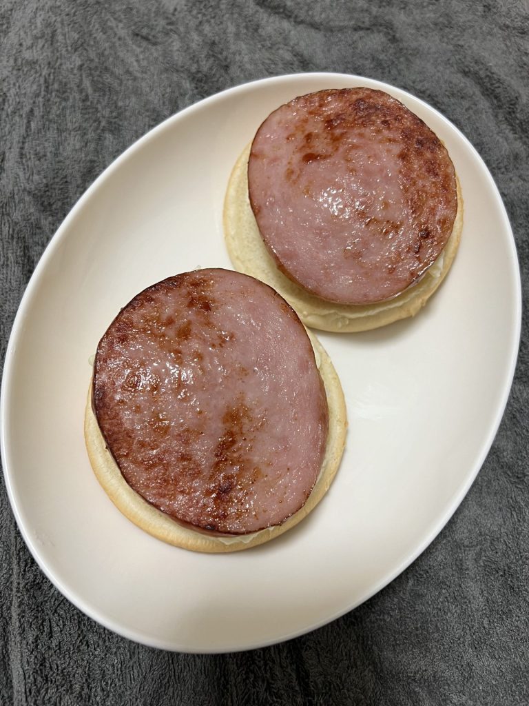 ポテトサラダと焼いたハムを挟む、その2